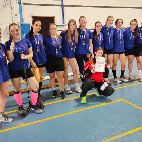 Alternativní popis - Družstvo děvčat získalo ve florbalovém turnaji bronz